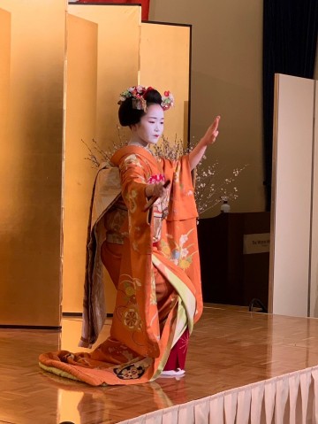 宮川町の舞妓「菊しづ」さんによる祝舞披露